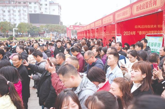 湖南岳阳：2024年“春风行动”招聘会现场人气爆棚 192家企业送岗5000多个(图2)