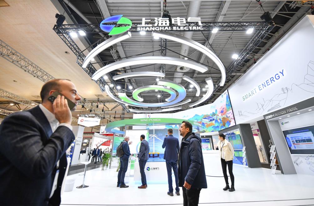 共话中国经济新机遇丨专访：“对中国市场前景充满信心”——访施耐德电气全球执行副总裁芭芭拉·弗赖(图1)