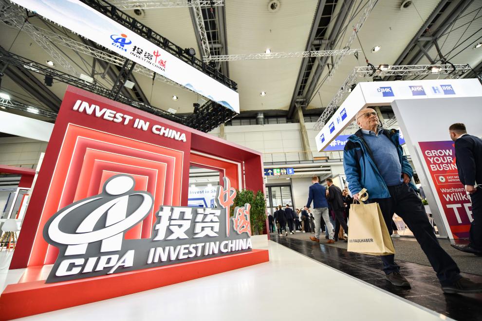 共话中国经济新机遇丨专访：“对中国市场前景充满信心”——访施耐德电气全球执行副总裁芭芭拉·弗赖(图2)