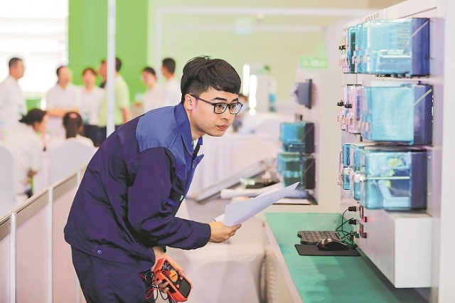 对轨道交通的浓厚兴趣“牵引”着陈权走上国际技能大赛赛场并夺冠如今他要把这份热爱传递下去——br从讲台走来的国际技能大赛冠军(图1)